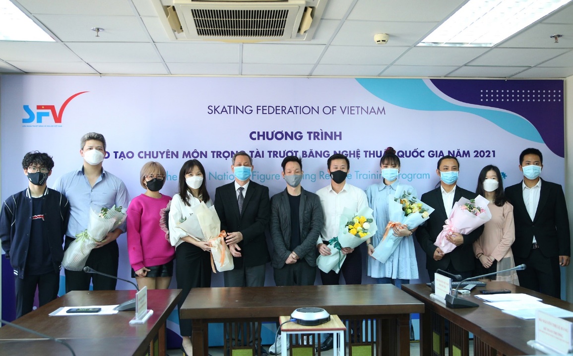 HLV Nguyễn Chí Anh thử sức làm trọng tài… trượt băng nghệ thuật - 1 HLV Nguyễn Chí Anh thử sức làm trọng tài… trượt băng nghệ thuật - 1
