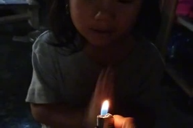 Bé gái thổi nến sinh nhật bằng... bật lửa