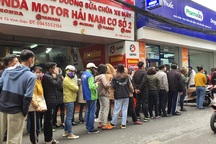 Dân Hà Nội xếp hàng cả buổi sáng chỉ để mua 1 hộp khẩu trang 35 nghìn đồng