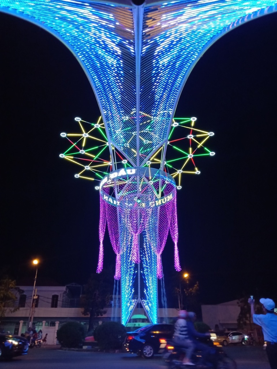 Các nhà thờ trang trí bắt mắt, đường phố đông nghịt người vui chơi đêm Noel - 5 Các nhà thờ trang trí bắt mắt, đường phố đông nghịt người vui chơi đêm Noel - 5