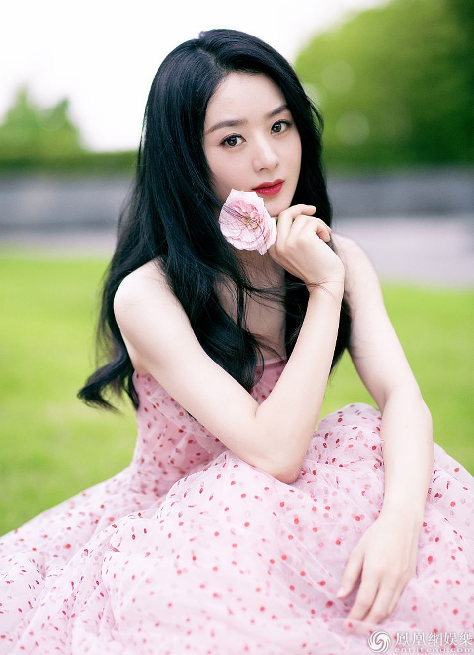 Triệu Lệ Dĩnh phớt lờ tin đồn ly hôn Phùng Thiệu Phong - 4 Triệu Lệ Dĩnh phớt lờ tin đồn ly hôn Phùng Thiệu Phong - 4