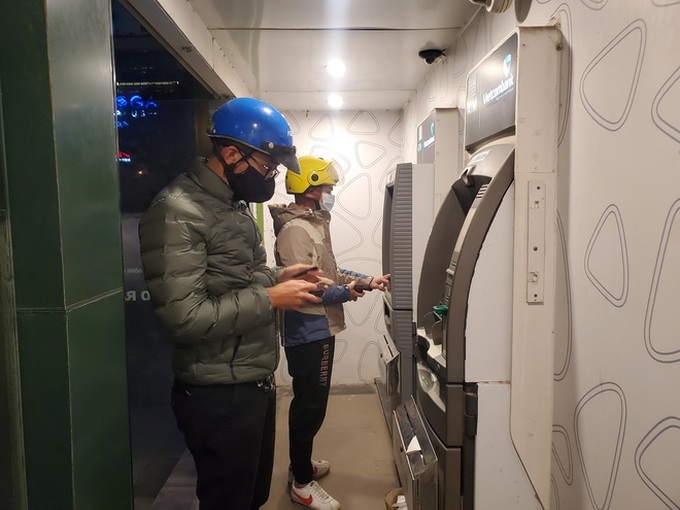 Tiếp xúc hàng trăm người/ngày nhưng ATM không có nước sát khuẩn, cồn rửa tay phòng Covid-19 - Ảnh 1. Tiếp xúc hàng trăm người/ngày nhưng ATM không có nước sát khuẩn, cồn rửa tay phòng Covid-19 - Ảnh 1.