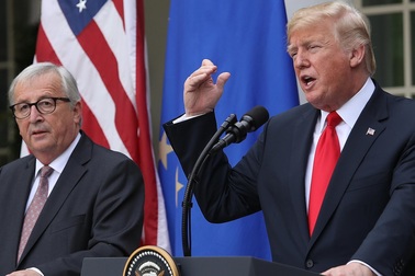 Lý do lãnh đạo EU tặng ảnh nghĩa trang cho Tổng thống Trump