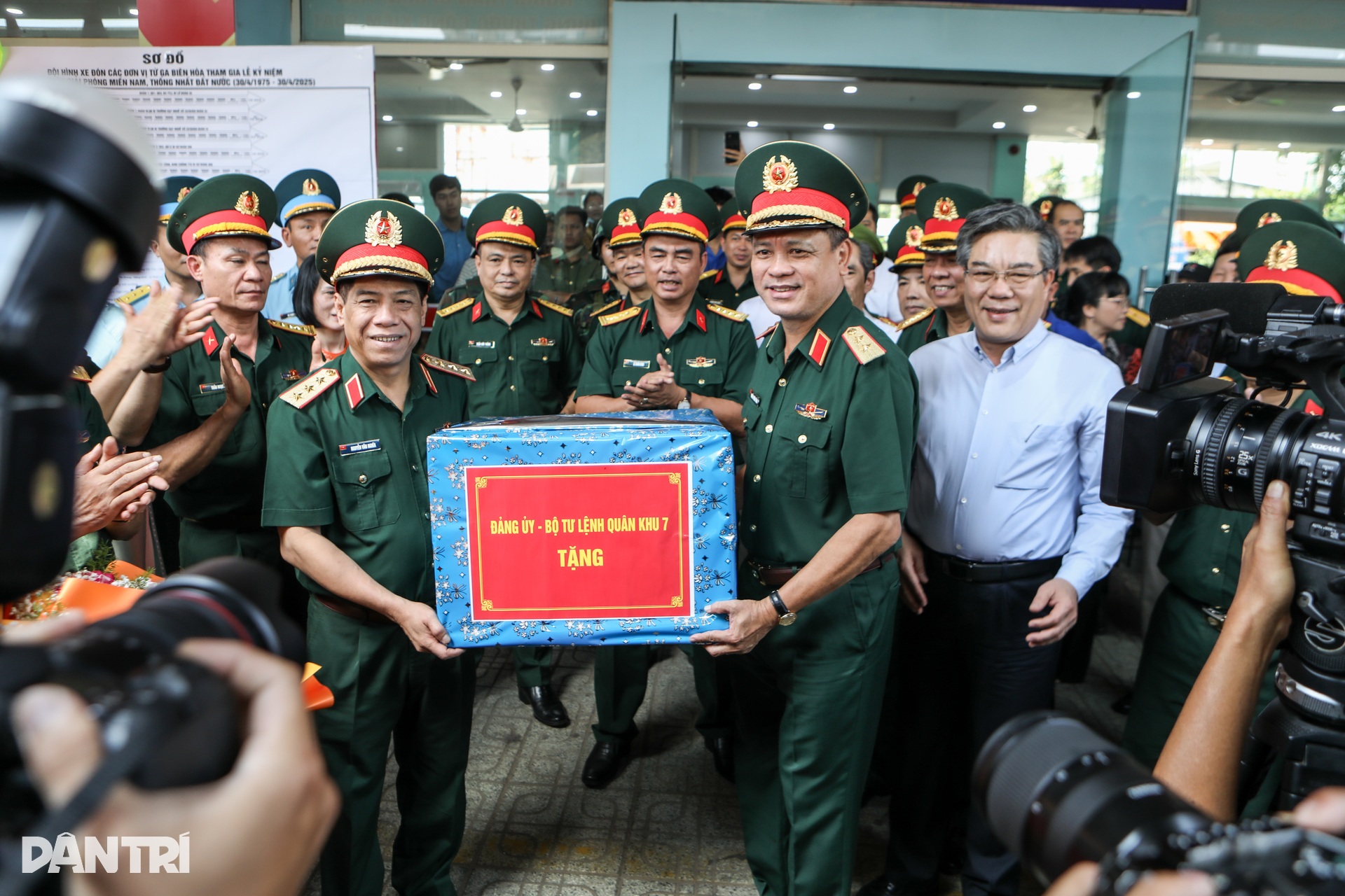 Các khối diễu binh đầu tiên trên chuyến tàu Thống nhất đã đến miền Nam - 3 Các khối diễu binh đầu tiên trên chuyến tàu Thống nhất đã đến miền Nam - 3