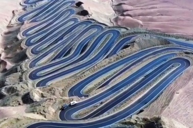 "Hoa mắt chóng mặt" với tuyến đường cổ quanh co có 600 khúc cua