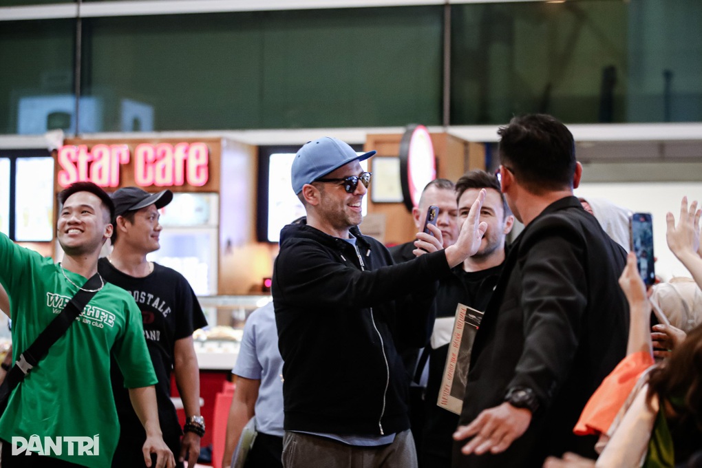Westlife được bảo vệ nghiêm ngặt khi đến TPHCM, thân thiện chào fan Việt - 4 Westlife được bảo vệ nghiêm ngặt khi đến TPHCM, thân thiện chào fan Việt - 4