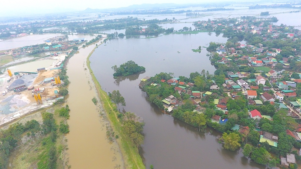 Gần một tuần mưa ngớt, lũ rút nhưng nhiều nơi vẫn ngập lụt - 7 Gần một tuần mưa ngớt, lũ rút nhưng nhiều nơi vẫn ngập lụt - 7