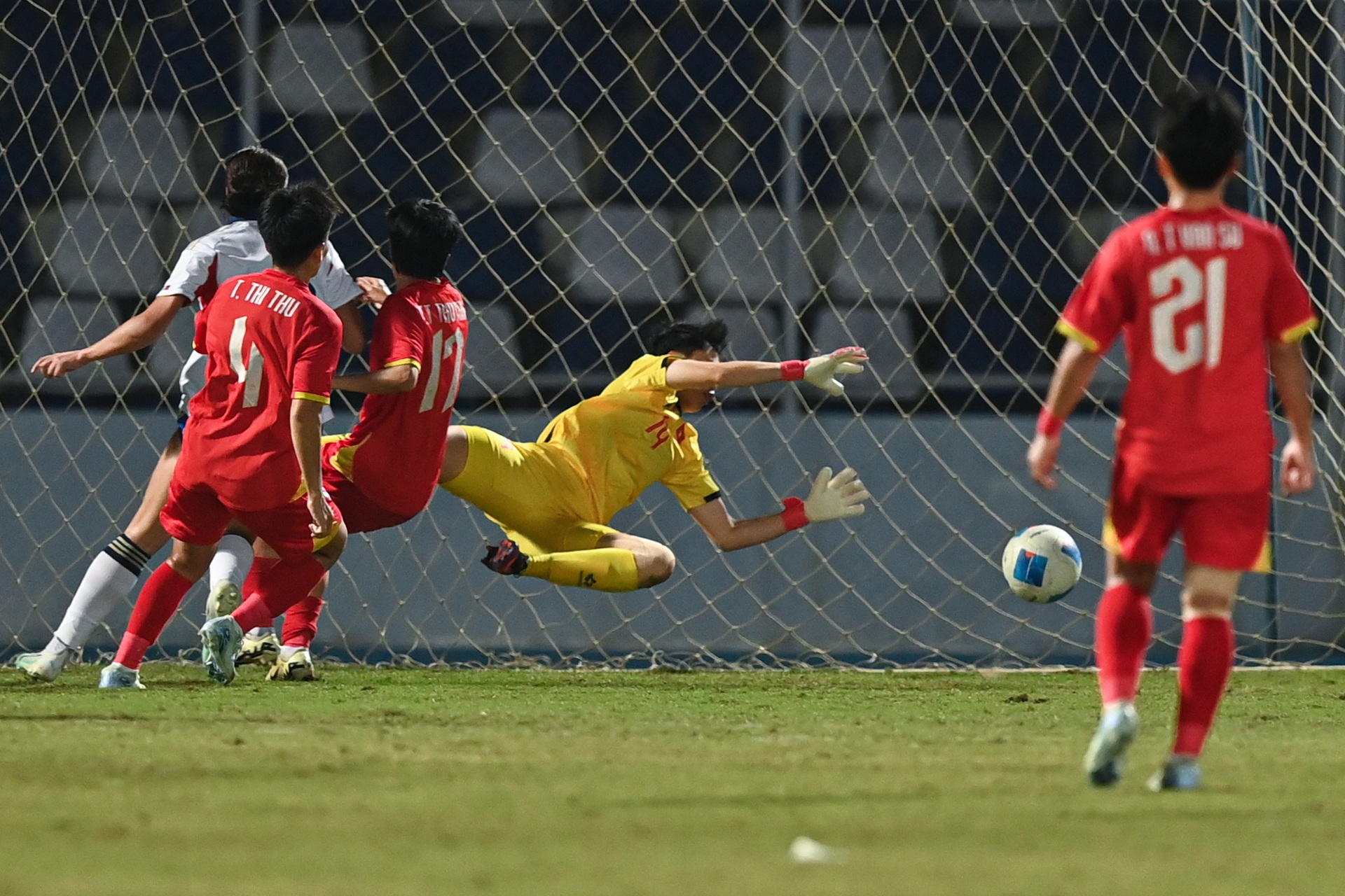 Thắng tuyển nữ Việt Nam, cầu thủ Philippines ăn mừng như vô địch - 9 Thắng tuyển nữ Việt Nam, cầu thủ Philippines ăn mừng như vô địch - 9