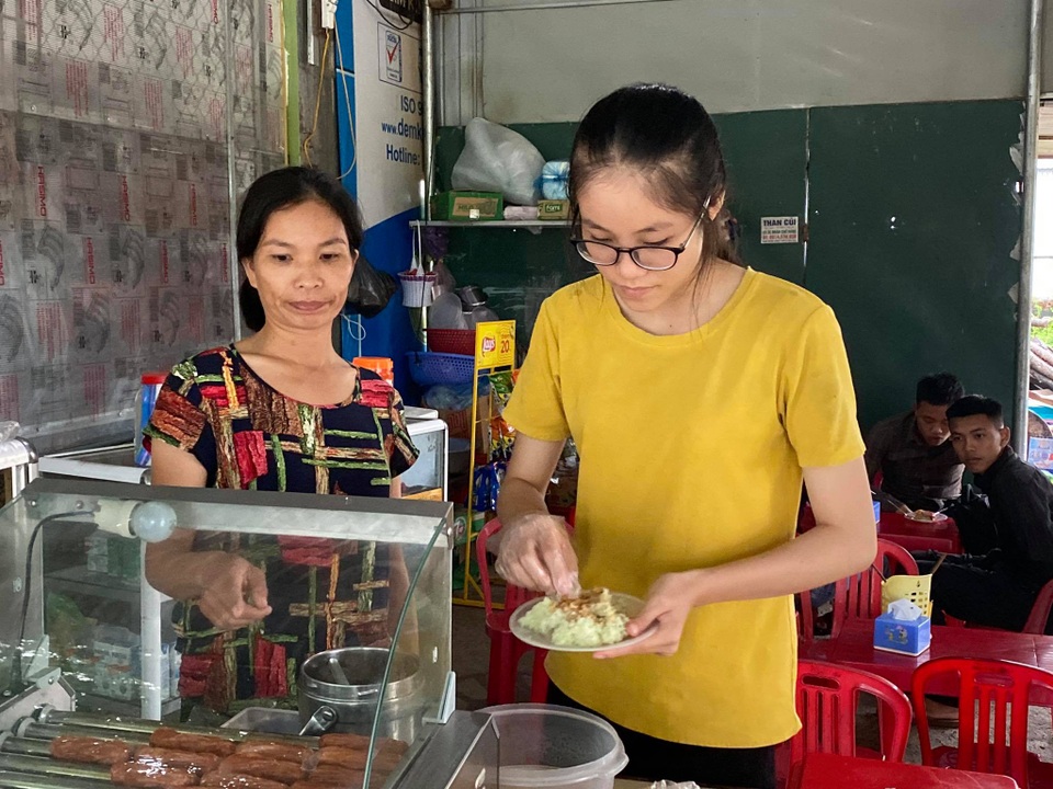 Giấc mơ đại học có nguy cơ dang dở của nữ sinh nghèo rửa bát thuê - 3 Giấc mơ đại học có nguy cơ dang dở của nữ sinh nghèo rửa bát thuê - 3