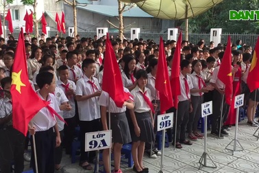 Bé gái duyên dáng với trang phục thổ cẩm trong ngày khai giảng ở Hà Nội