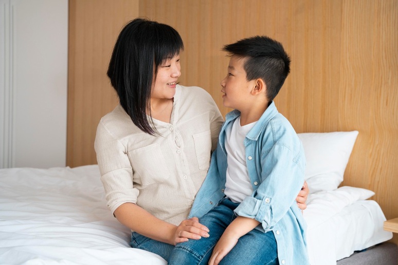 Thấy cháu gắp miếng đùi gà, mẹ chồng làm một việc khiến tôi ứa nước mắt