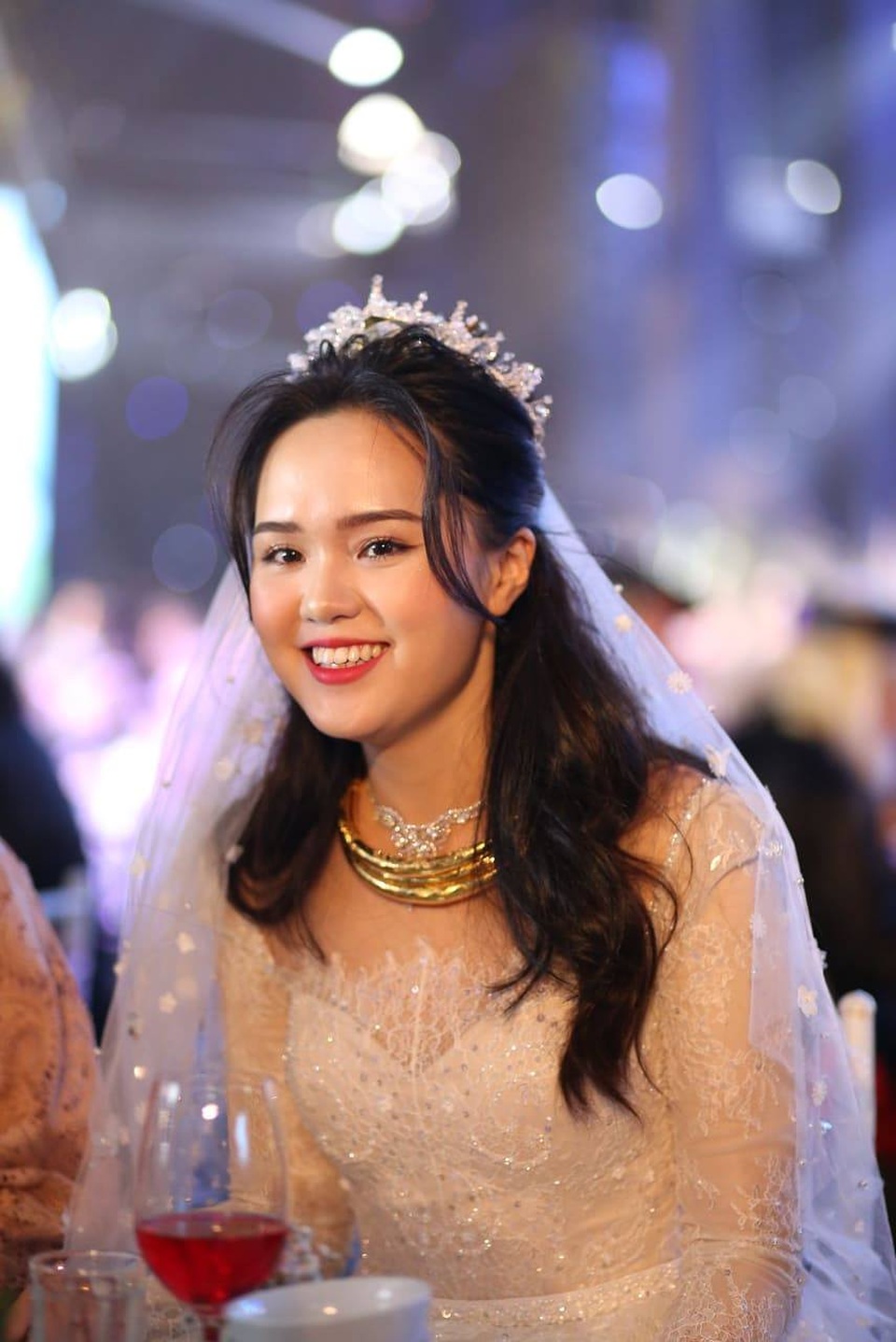 Cô dâu của cầu thủ Duy Mạnh mặc váy cưới, trang sức kim cương tiền tỷ - 1 Cô dâu của cầu thủ Duy Mạnh mặc váy cưới, trang sức kim cương tiền tỷ - 1