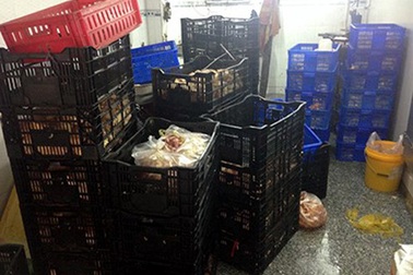 Tiêu huỷ hơn 3 tấn thực phẩm không xuất xứ trong cơ sở sản xuất giò chả