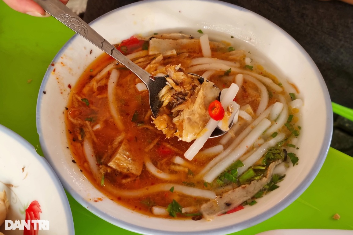 Lạ lùng quán bánh canh ruộng khách tự phục vụ, mỗi chiều bán cả nghìn tô - 2 Lạ lùng quán bánh canh ruộng khách tự phục vụ, mỗi chiều bán cả nghìn tô - 2