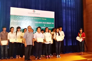 13,8 tỷ đồng hỗ trợ học sinh, sinh viên miền Trung vượt khó