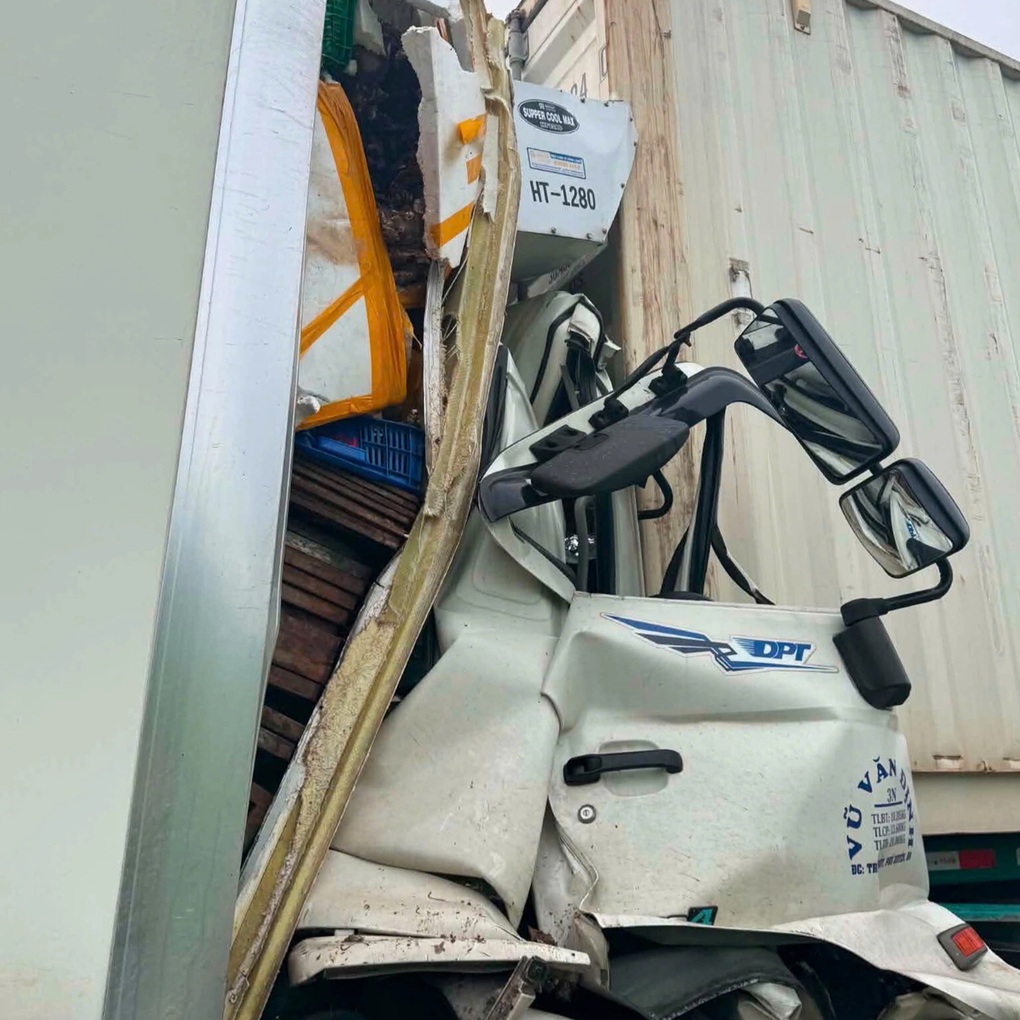Đầu ô tô tải biến dạng sau va chạm trên cao tốc, 2 người tử vong - 2