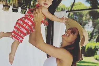 Eva Longoria đưa con trai cưng đi biển