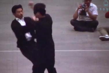 Lý Tiểu Long bịt mắt “khóa đòn” đối thủ