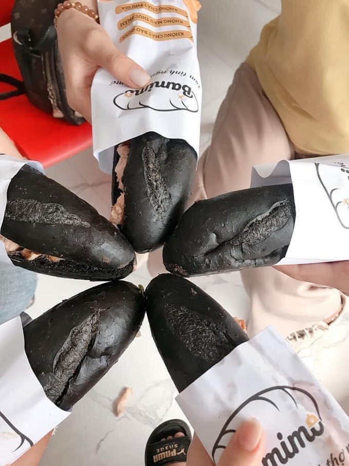 HOT: Xuất hiện loại bánh mì màu đen tuyền gây xôn xao MXH, đặc biệt nhất là được lấy cảm hứng từ… than Quảng Ninh - Ảnh 4. HOT: Xuất hiện loại bánh mì màu đen tuyền gây xôn xao MXH, đặc biệt nhất là được lấy cảm hứng từ… than Quảng Ninh - Ảnh 4.