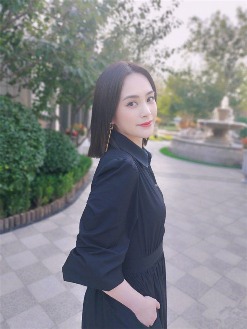Chung Hân Đồng ngã tại khách sạn, phải đi cấp cứu - 1 Chung Hân Đồng ngã tại khách sạn, phải đi cấp cứu - 1