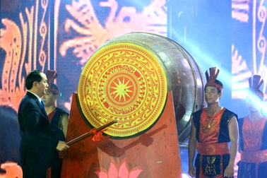 Chủ tịch nước Trần Đại Quang đánh trống khai hội du lịch Cửa Lò 2017