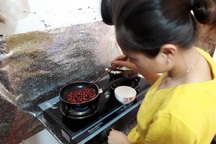 Rơi nước mắt bữa ăn của nữ công nhân