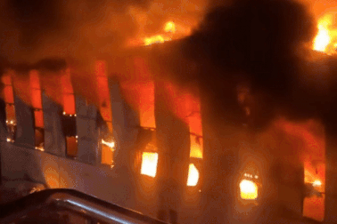 100 cán bộ chiến sĩ gồng mình chữa cháy nhà xưởng rộng 6.000m2 ở Bình Dương