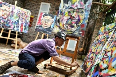 Họa sĩ Hà Nội vẽ tranh chân dung lãnh đạo Mỹ-Triều lên báo Pháp