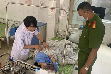 Tổ trật tự thay nhau vác người phụ nữ đuối nước chạy dọc bãi biển