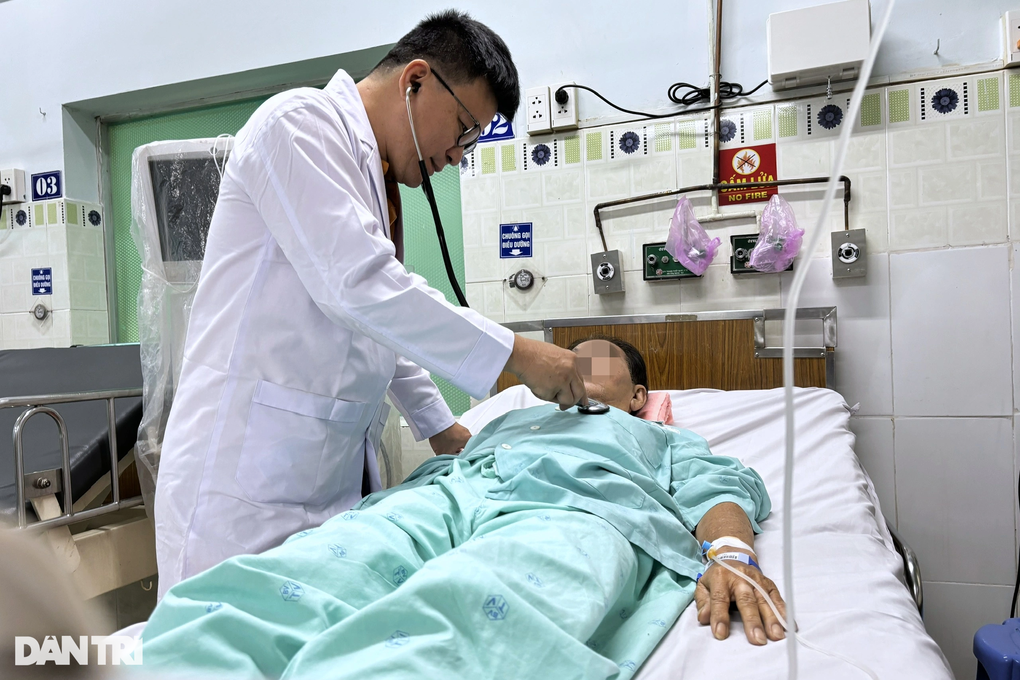 Đang xem ti vi, người đàn ông bỗng tím tái, 2 lần dùng thuốc hồi dương - 3 Đang xem ti vi, người đàn ông bỗng tím tái, 2 lần dùng thuốc hồi dương - 3