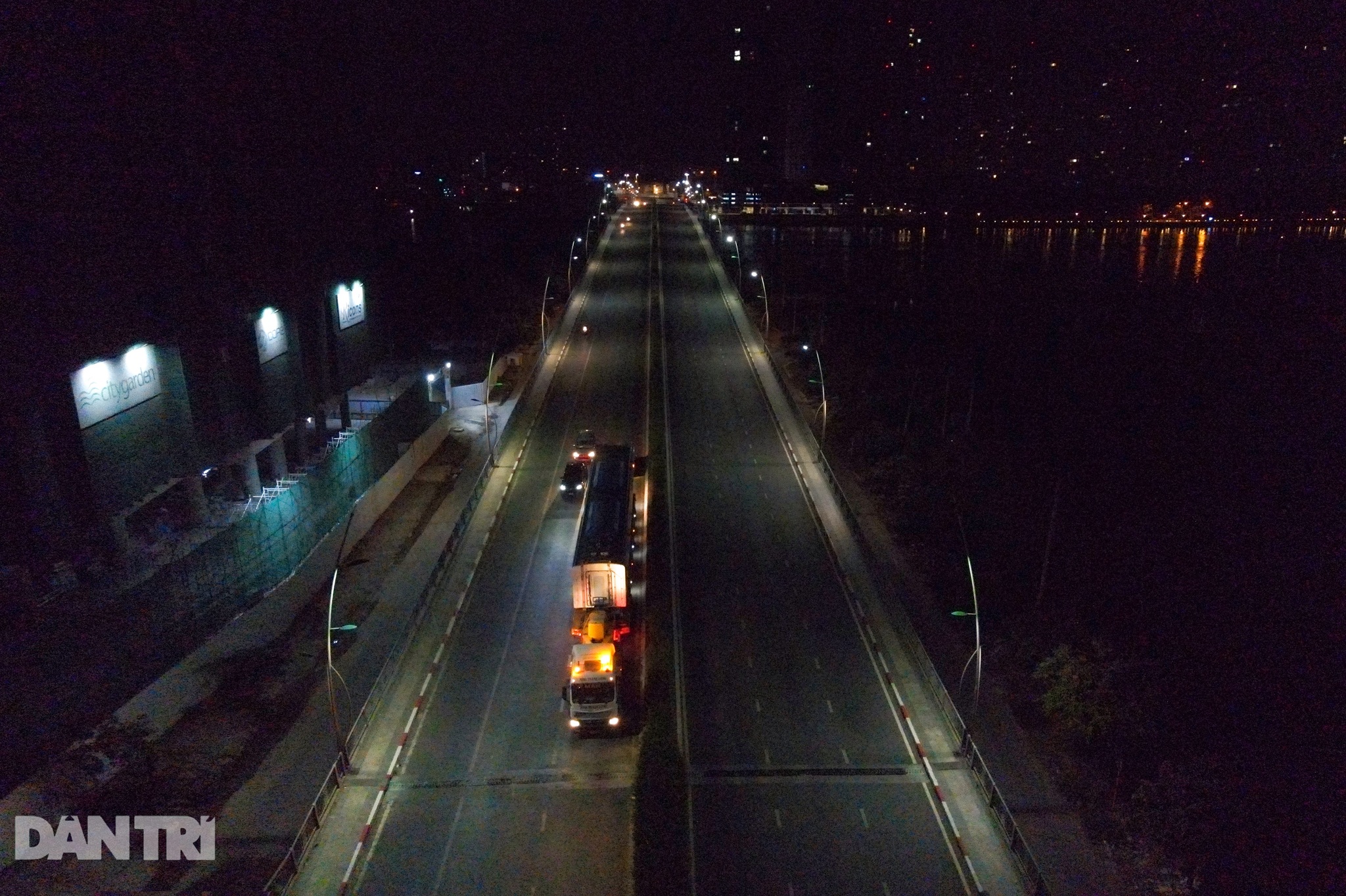 Xe siêu trọng xuyên đêm vận chuyển 3 toa tàu Metro số 1 về Depot Long Bình - 18