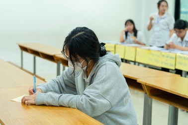 “Choáng váng” xoay gần 100 triệu đồng cho 2 con vào đại học