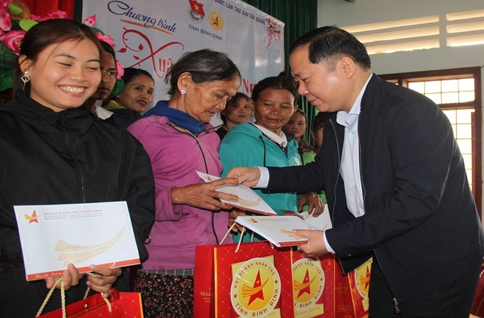 Trao quà Tết ấm lòng bà con đồng bào Ba Na - 1 Trao quà Tết ấm lòng bà con đồng bào Ba Na - 1