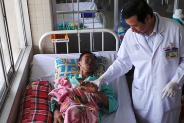 Vụ nổ lớn dưới nồi bánh tét: Nạn nhân vỡ cả 2 mắt