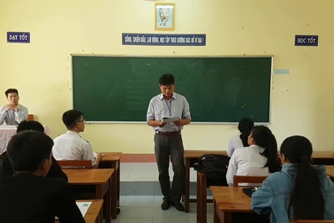 Giám thị coi thi phổ biến quy chế thi cho các thí sinh tại Phú Yên