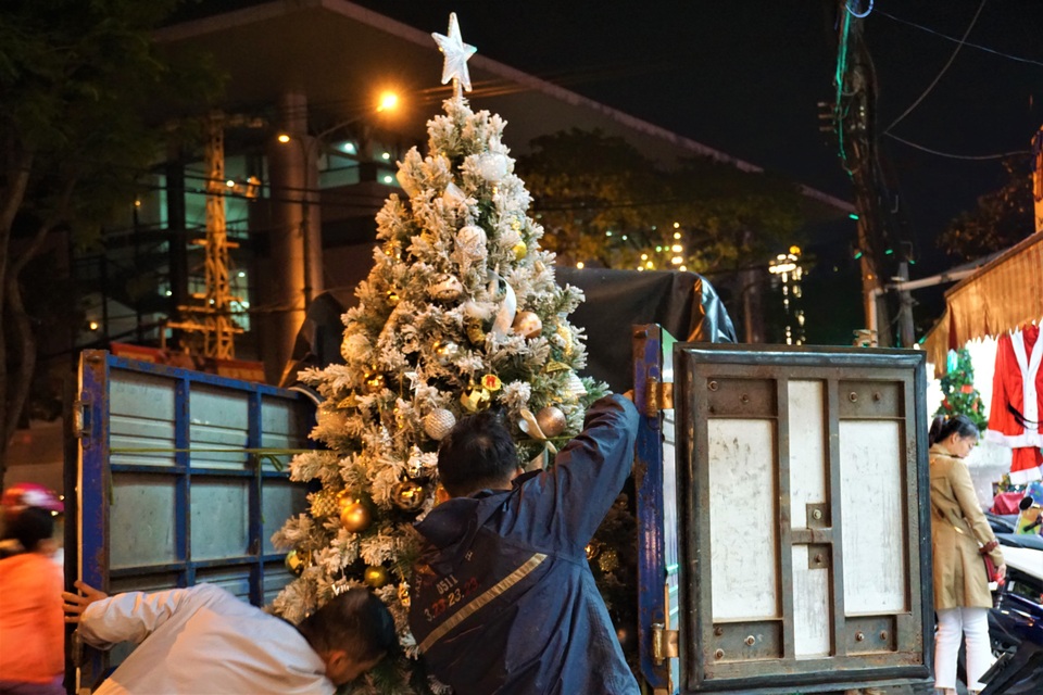 Không khí Noel sớm trên khắp nẻo đường ở TP Đà Nẵng - 5 Không khí Noel sớm trên khắp nẻo đường ở TP Đà Nẵng - 5