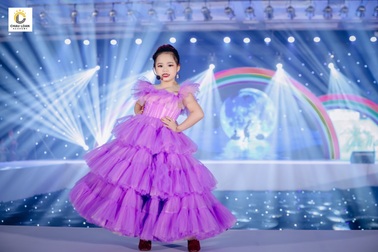 Á hậu nhí Thế giới Trần Thị Hoàng Vân hát mở màn show diễn "Thiên đường giấc mơ"