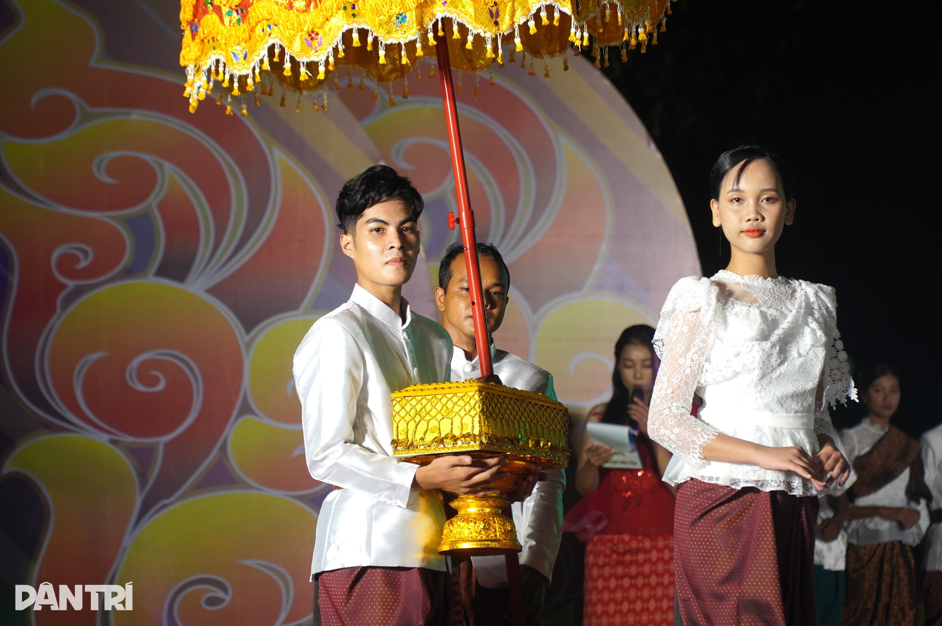 ชุดพื้นเมืองเขมรอันน่าประทับใจในเทศกาลโอ๊กออมบก - 2 Ấn tượng trang phục truyền thống dân tộc Khmer trong lễ hội Ok Om Bok - 2