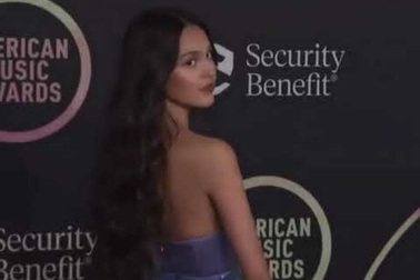 Olivia Rodrigo diện váy gợi cảm