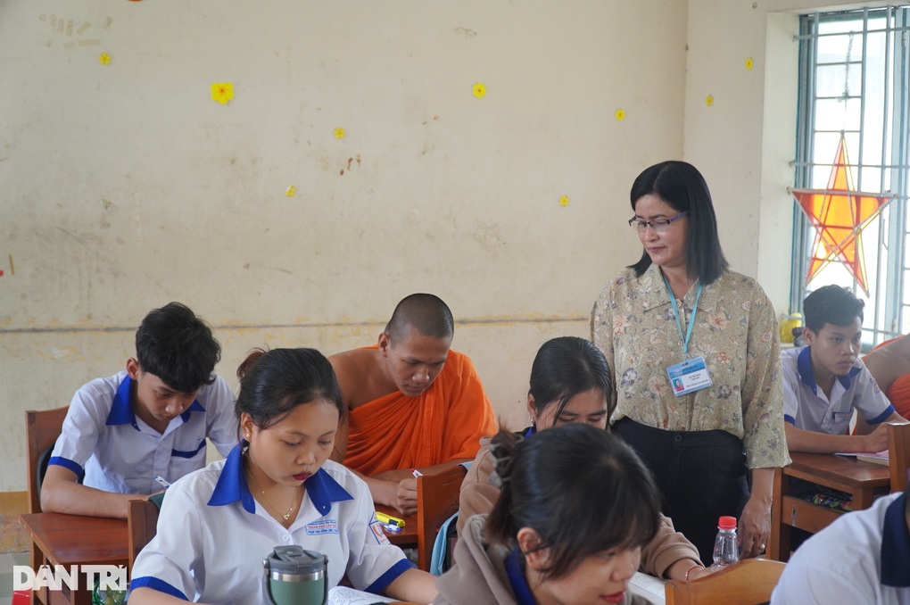 Chuyện cô giáo phải dạy không sách giáo khoa, tự dự giờ tiết dạy của mình - 2