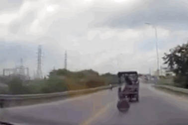 Choáng váng hứng bánh xe từ xe ba bánh phang vỡ kính chắn gió