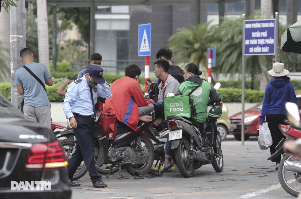 Nhiều người Hà Nội vẫn quá thờ ơ với dịch bệnh Covid-19 - 8 Nhiều người Hà Nội vẫn quá thờ ơ với dịch bệnh Covid-19 - 8