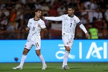 Ronaldo tỏa sáng giúp Bồ Đào Nha thắng đậm, tuyển Anh tiếp tục toàn thắng