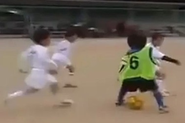 Ngỡ ngàng trước khả năng dắt bóng của “Messi Nhật Bản”