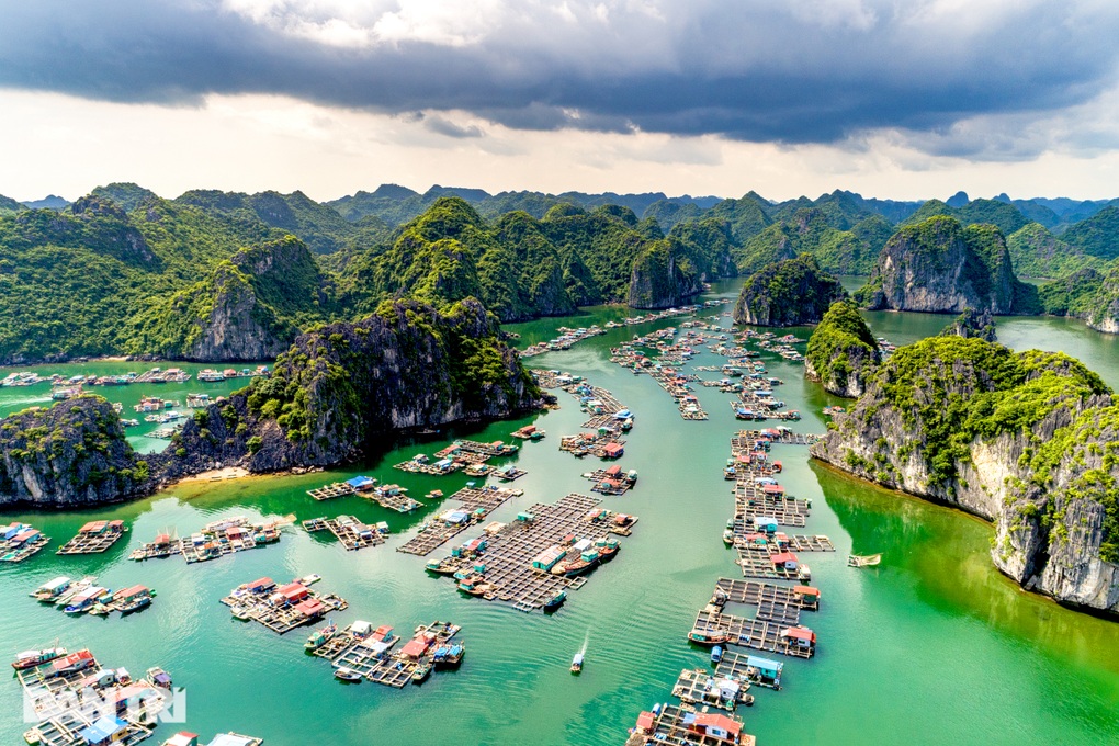 Khách chi bạc triệu ngắm vịnh Hạ Long từ trên cao bằng thủy phi cơ - 5 Khách chi bạc triệu ngắm vịnh Hạ Long từ trên cao bằng thủy phi cơ - 5