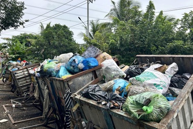 Xe rác xếp hàng, mùi hôi nồng nặc trước khu di tích lịch sử