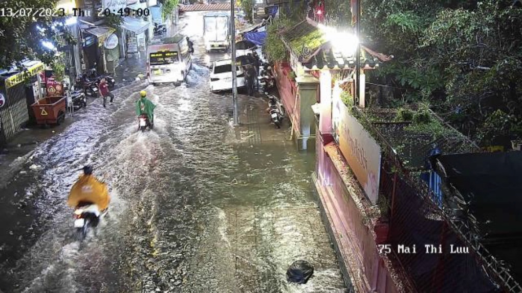 Dông lớn buổi tối, khắp TPHCM ngập lênh láng - 5 Dông lớn buổi tối, khắp TPHCM ngập lênh láng - 5