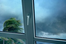 Tuyệt đối đừng làm việc này với cửa kính khi bão đến