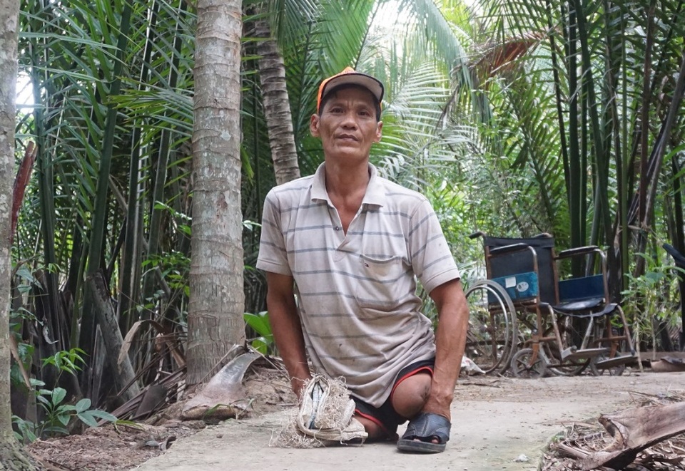 Thán phục người đàn ông bị cụt 2 chân vẫn đào đất, leo dừa thoăn thoắt - 2 Thán phục người đàn ông bị cụt 2 chân vẫn đào đất, leo dừa thoăn thoắt - 2