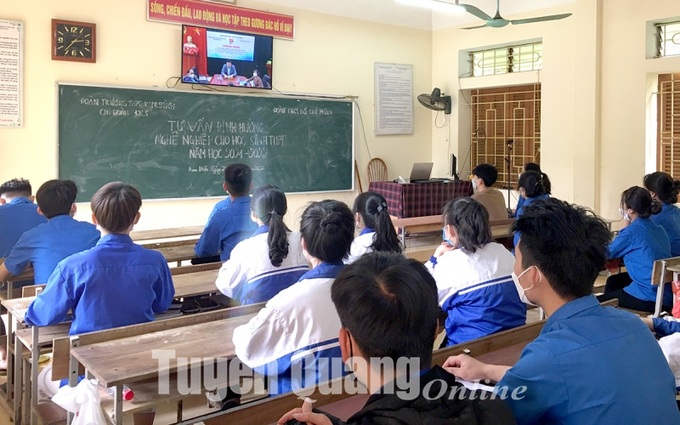 Các em học sinh trường THPT Kim Bình (Chiêm Hóa) được tư vấn, định hướng nghề nghiệp. Ảnh baotuyenquang.com.vn